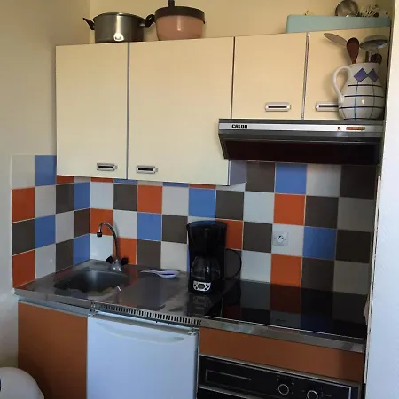 Calme 2 Pieces Avec Balconnet Et Parking - Fr-1-712-21 *