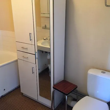 Calme 2 Pieces Avec Balconnet Et Parking - Fr-1-712-21 *