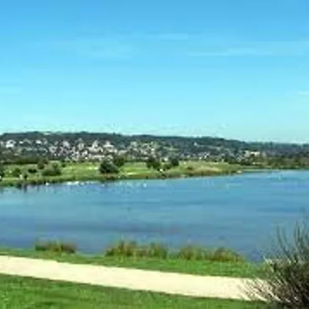 Calme 2 Pieces Avec Balconnet Et Parking - Fr-1-712-21 *