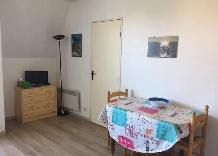 Calme 2 Pieces Avec Balconnet Et Parking - Fr-1-712-21 *