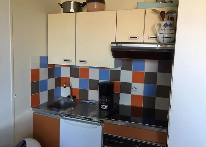 Calme 2 Pieces Avec Balconnet Et Parking - Fr-1-712-21 *