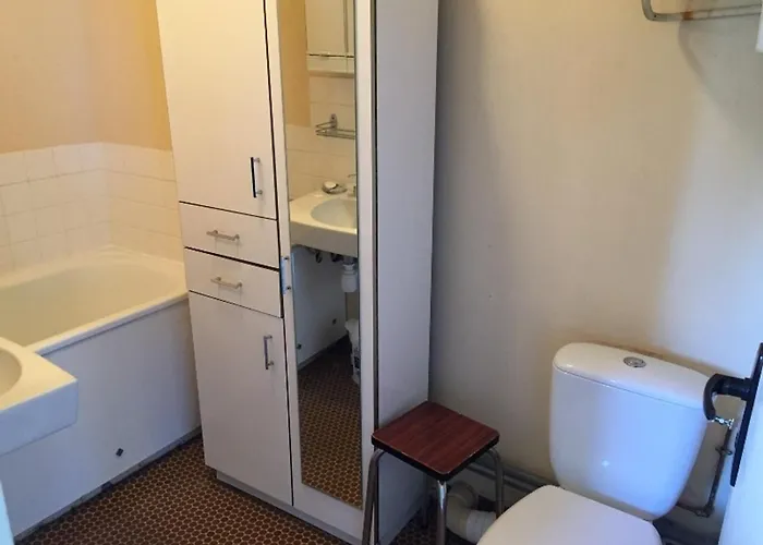 Calme 2 Pieces Avec Balconnet Et Parking - Fr-1-712-21 *